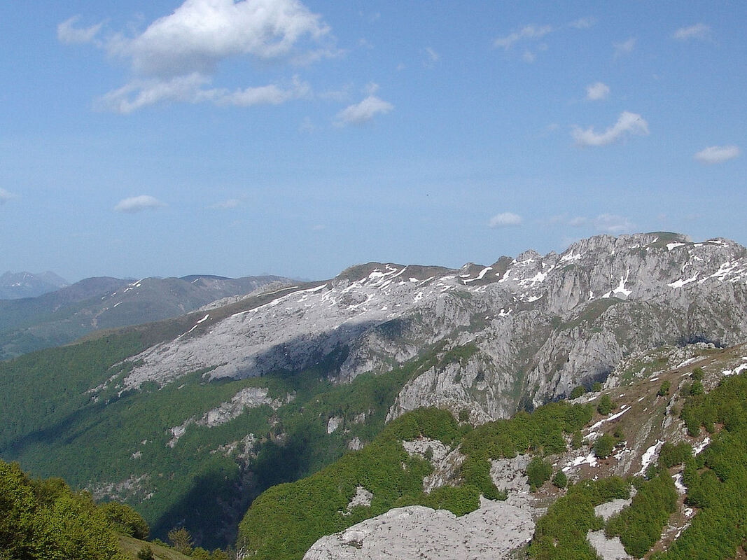Kota 2002 (u sredini). Desno je Podgoja, a nizbrdo od Kote 2002. vide se krševite Ploče Brade.