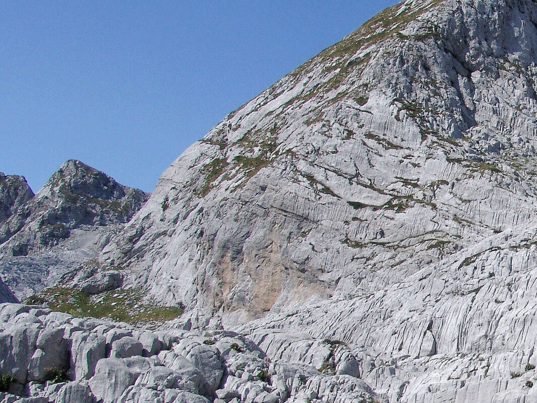 Padina vrha (Kota 2291) na kojoj je vidljiv sloj crvenog vapnenca.