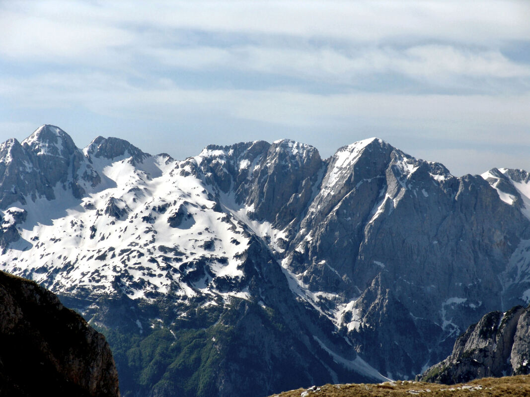 Pogled iz smjera Maje Rosit na vrhove Madhe i Brijaset
