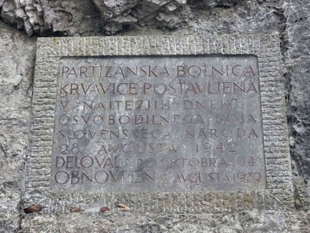 Ploča na stijeni, koja memorira postojanje partizanske bolnice Krvavice