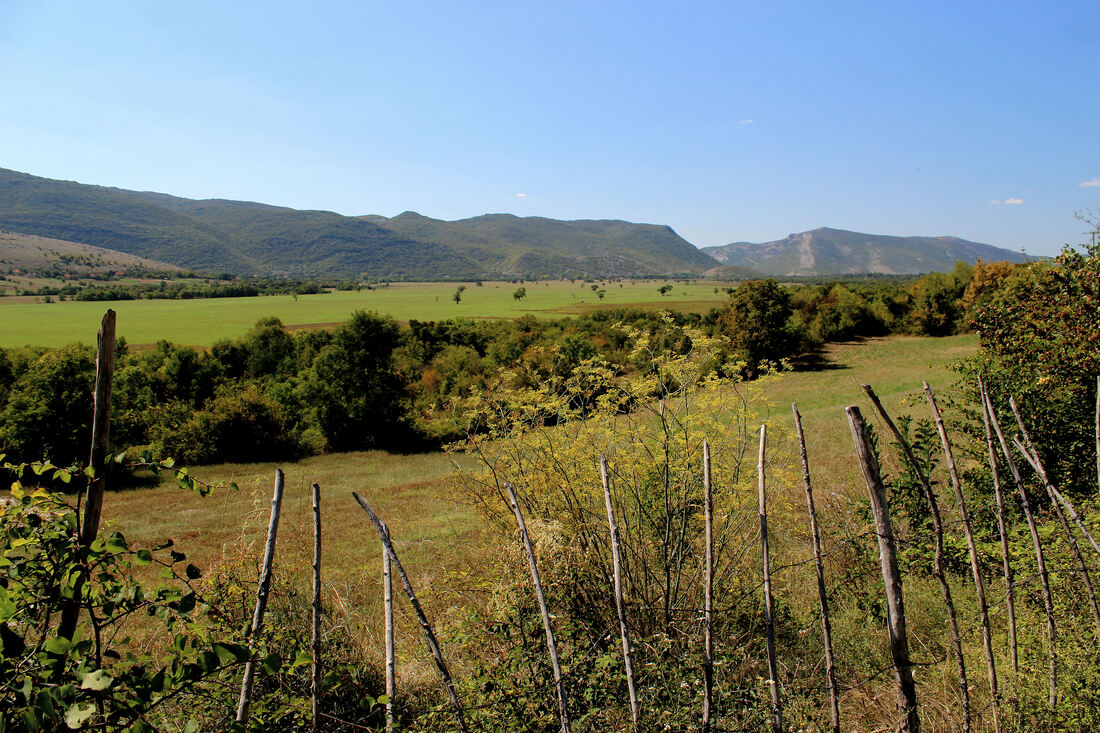 Pogled iz Dabarskog polja na Kubaš. Desno od Kubaša je Hrgud.