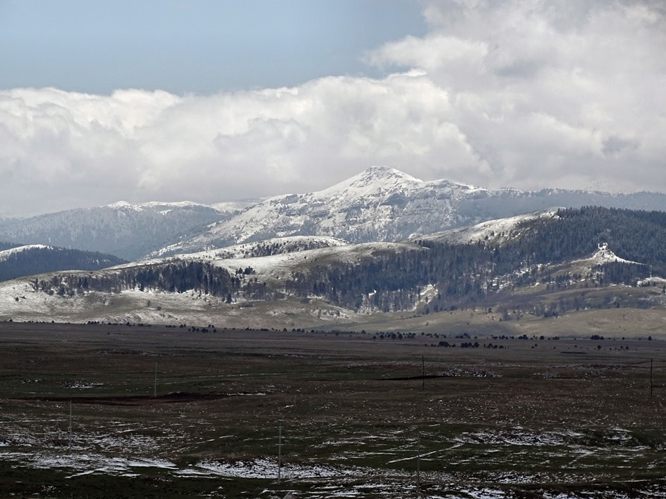 Pogled iz sjevernog dijela  Kupreškog polja na cincarsku Osječenicu (1798 m), iza koje se nalazi Cincar (2006 m).