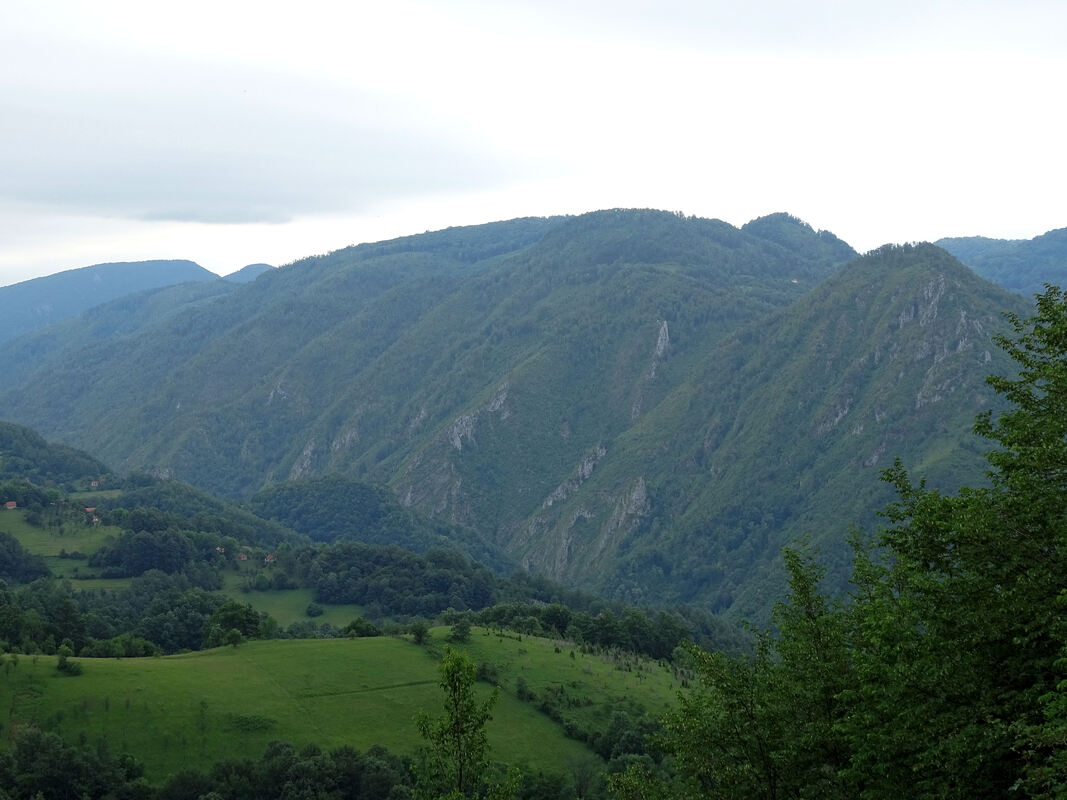 Terase na kojima se smjestilo naselje Kalebače dižu se strmo nad kanjonom Drinjače.