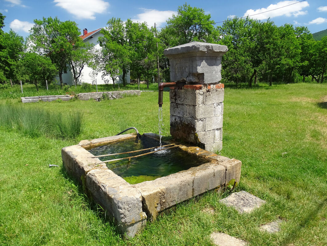Česma (fontana) u Gornjem Lapcu, koju domaći ljudi zovu 