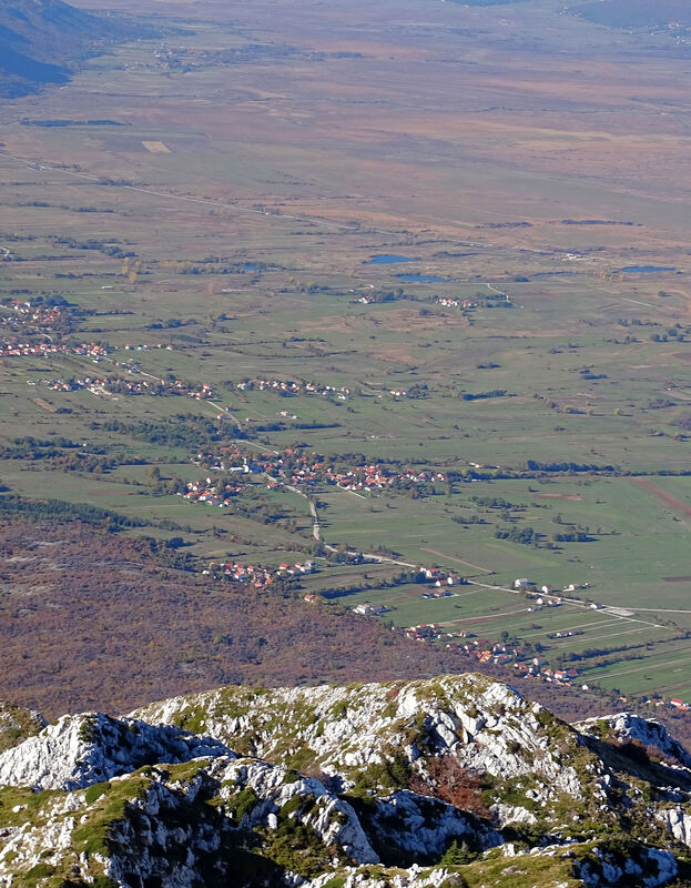 Pogled s Konja, najvećeg vrha Kamešnice na sela u Livanjskom polju