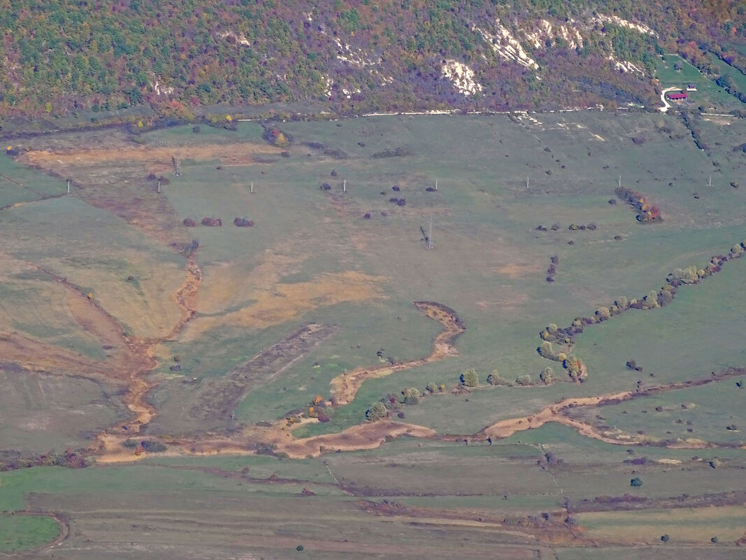 Sustav suhih korita rijeke Mlave koja ponire u Livanjskom polju (Srđevićko polje), nedaleko bazena Lipe, na području Poniri (Ponori).