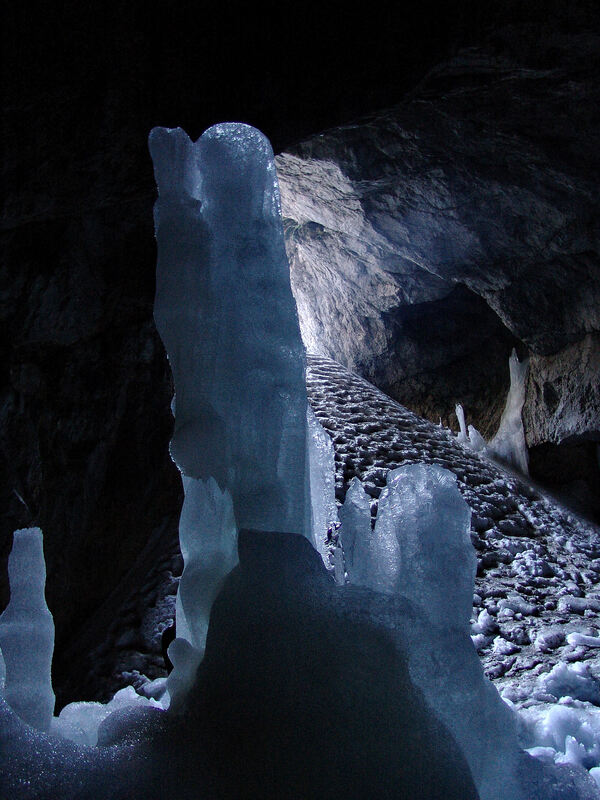 Pogled iz unutrašnjosti Ledene pećine prema ulazu