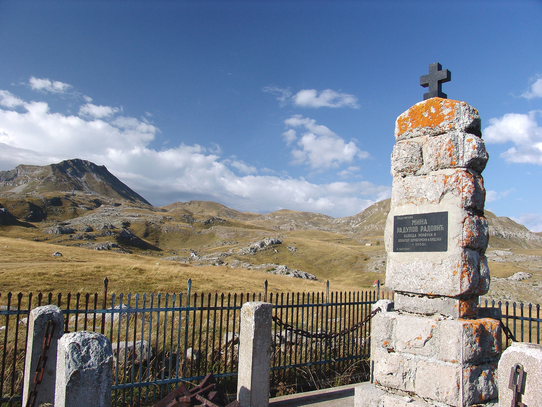 Na omanjem planinskom groblju u Bačum Javorju nalazi se grob crnogorskog vojvode Mine Radulova Radovića.