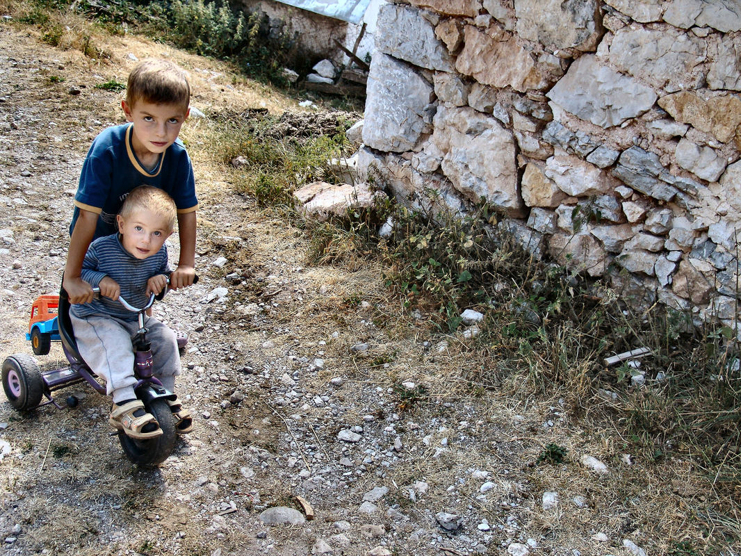 Dječja igra u planinskom selu Lukomir na Bjelašnici