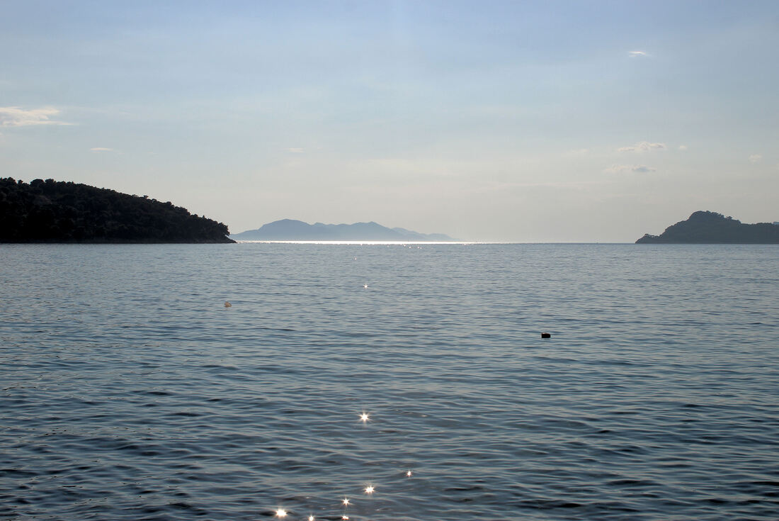 Pogled od Lopuda prema Mljetu; desno je otok Šipan.