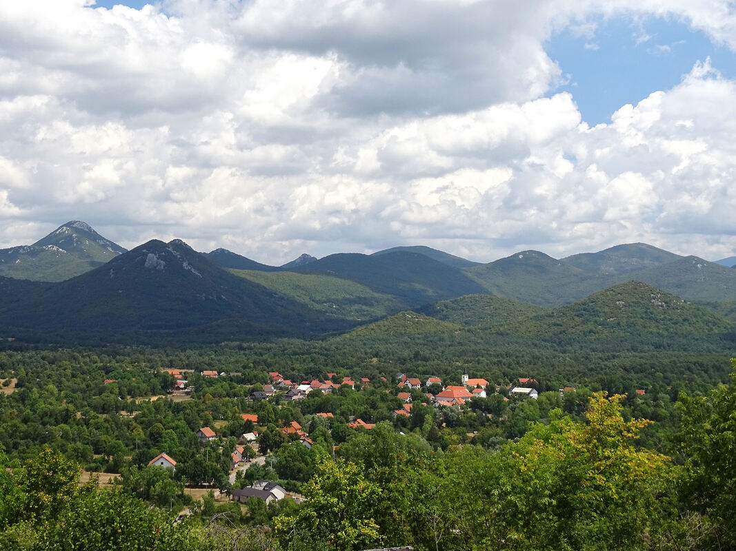 Pogled s brijega Cvituše na selo Lovinac