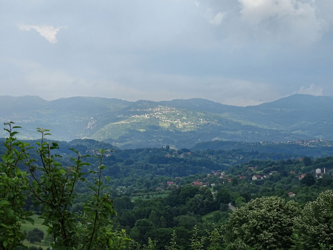 Pogled s planine Ratiš na Majevicu i naselje Ljenobud