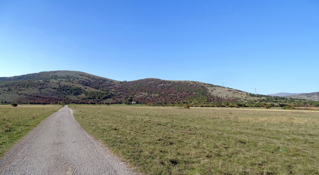 Malopopinsko polje i u pozadini brda Debelo brdo i Badnjić (desno)