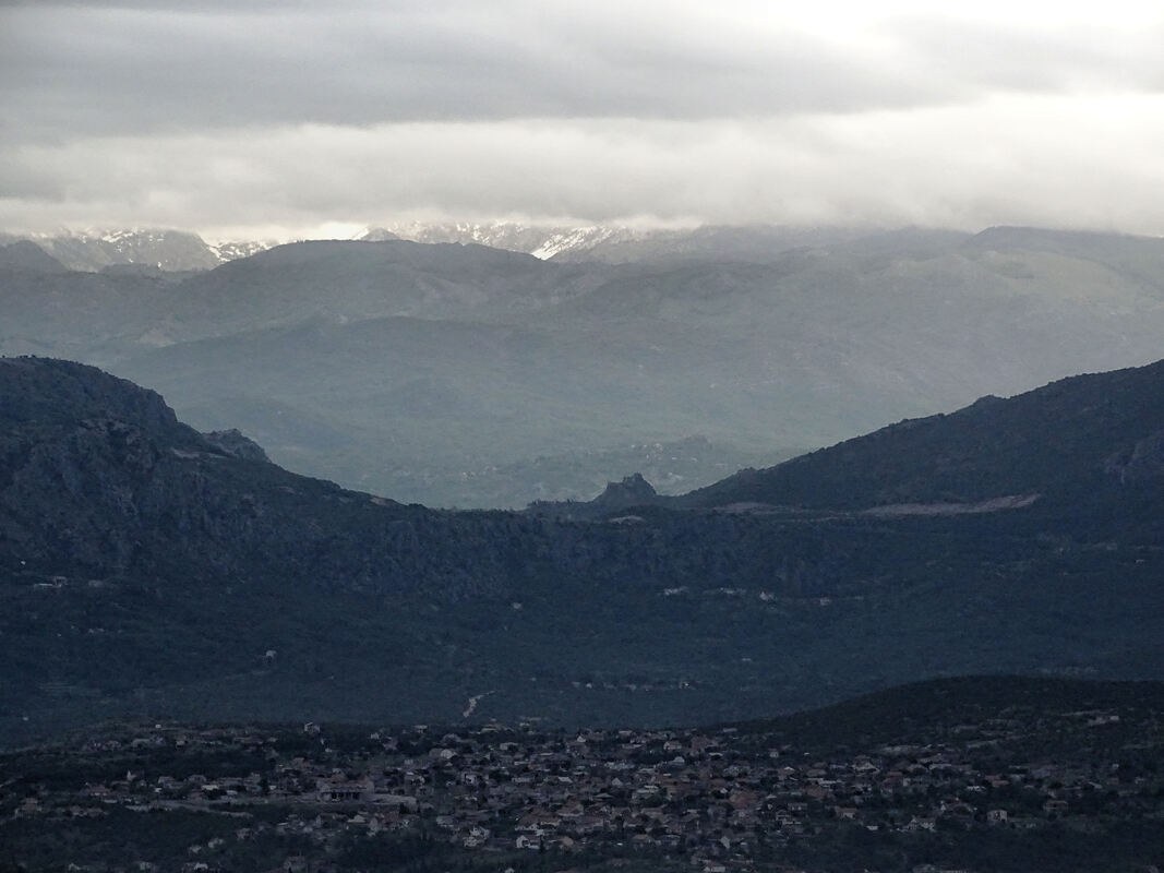 Pogled od vidikovca na Dajbabskoj gori kod Podgorice na stari grad Medun i vrhove Žijova