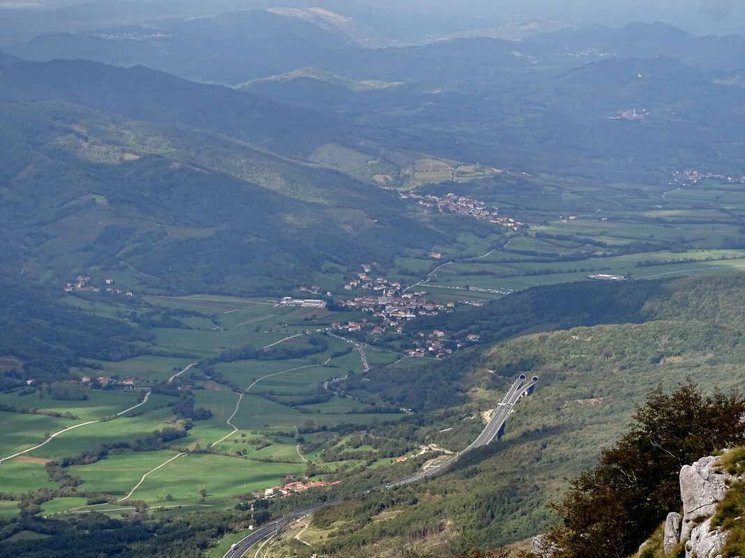 Pogled na naselje Podnanos s uspona na greben Nanosa