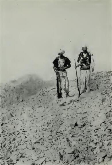 Fotografija dvojice albanskih vodiča na vrhu Radohimës, snimljenih prilikon uspona s Baronom Nopcsom. Autor fotografije je Baron Nopcsa. Izvorni naziv na njemačkom: Am Gipfel der Maja Radohins