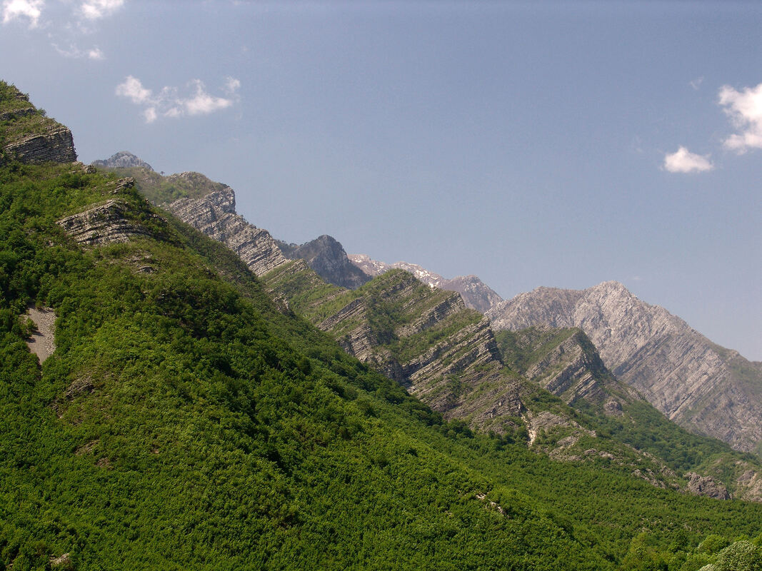 Pogled na greben Čabulje iz doline rijeke Drežanke
