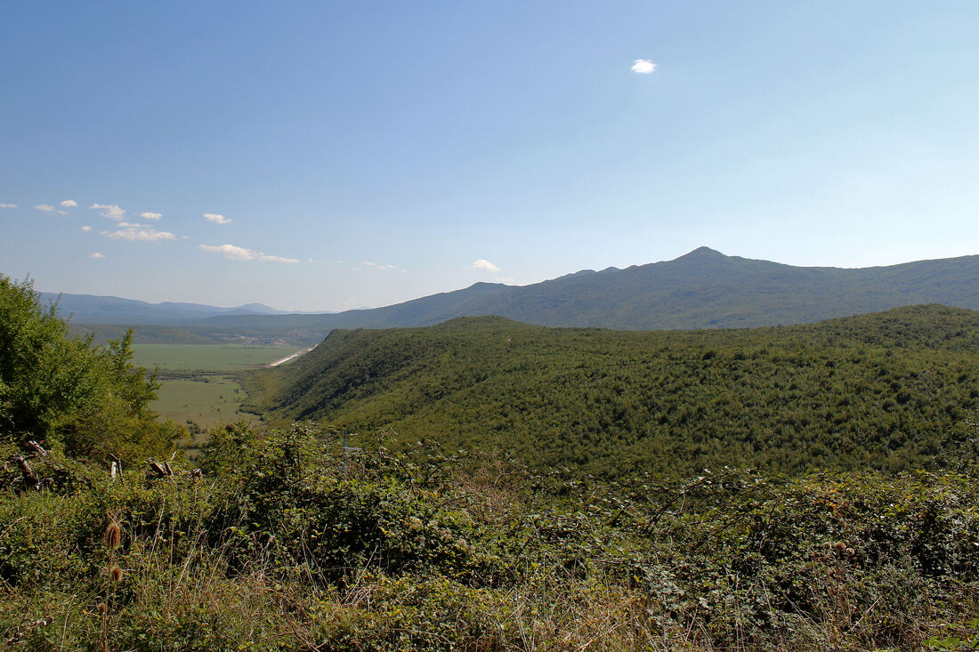 Pogled od Divina, preko grebenske pregrade ljut (razdvaja Fatničko od Dabarskog polja) na greben Oble glave sa (na fotografiji) izraženim vrškom vrha Kukun