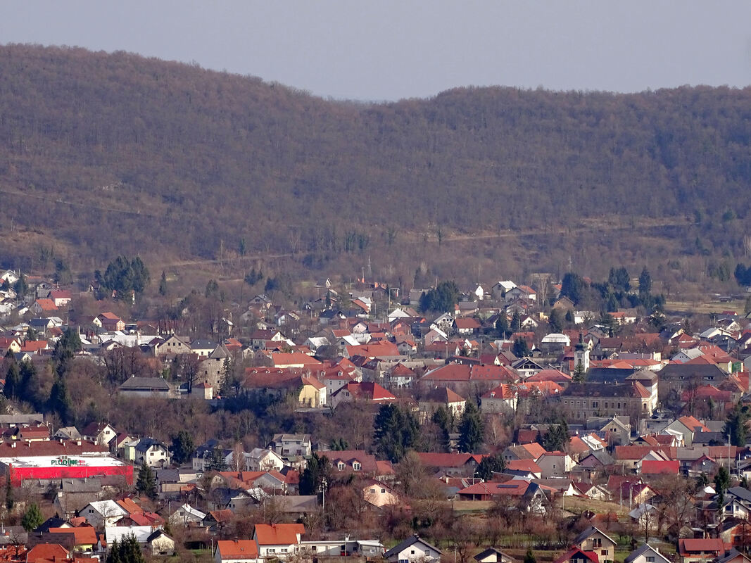 Pogled na središte  Ogulina s padina brda Bukovnik