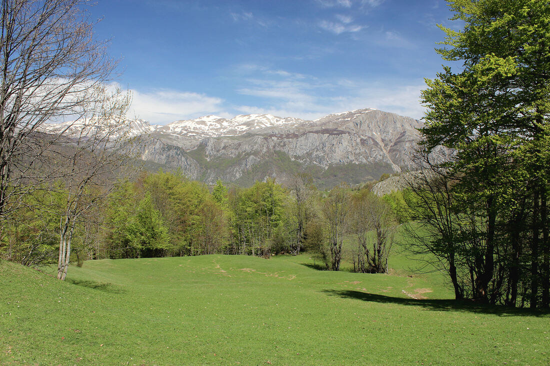 Pogled na Bioč sa obronaka Ledenice, podno naselja Orah