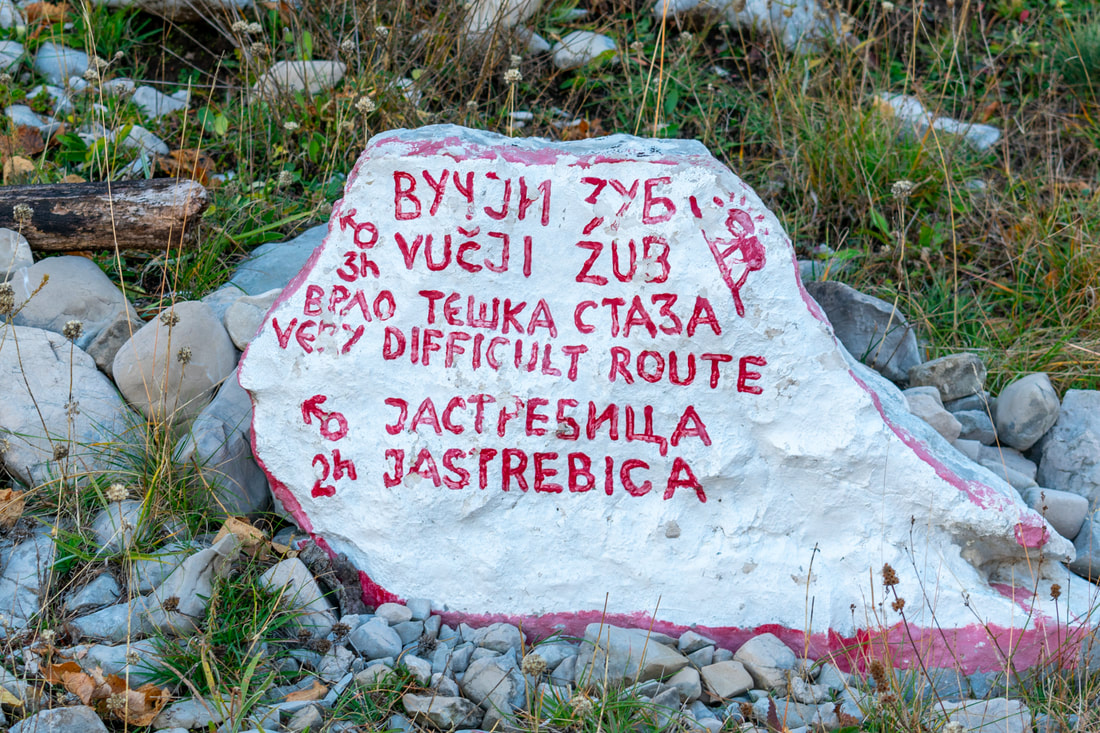 Pirina poljana, oznaka na putu za skretanje za Vučji zub preko Kršeljevog mramora i Veliku Jastrebicu