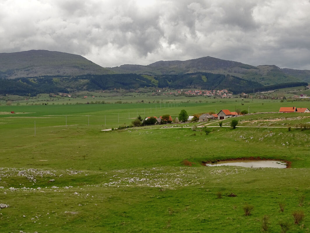Naselje Mali Obljaj i Bosansko Grahovo u pozadini