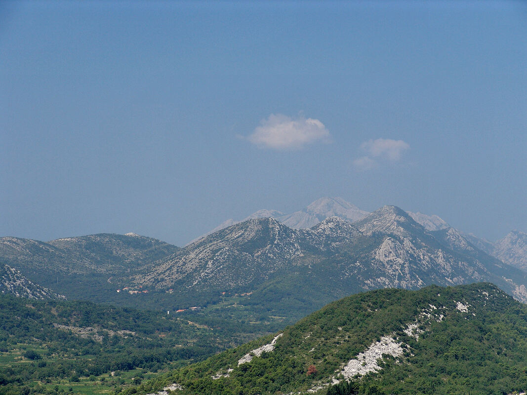 Greben Supina s vrhovima: Dubravica (Veliki vrh), Baba (594 m) i Supine (695 m).