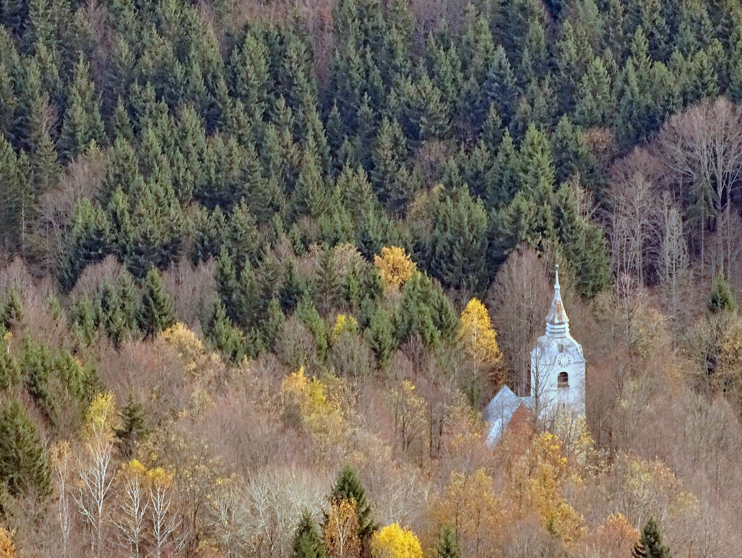 Pogled na crkvu u Planini od planinarskog doma na Mirnoj gori
