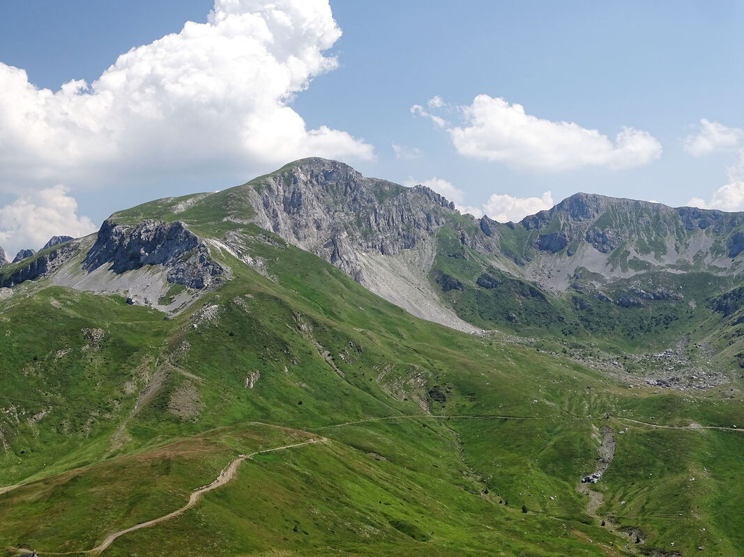 Najviši vrh Planinice (2153 m, lijevo) i Kota 2076 m (desno).