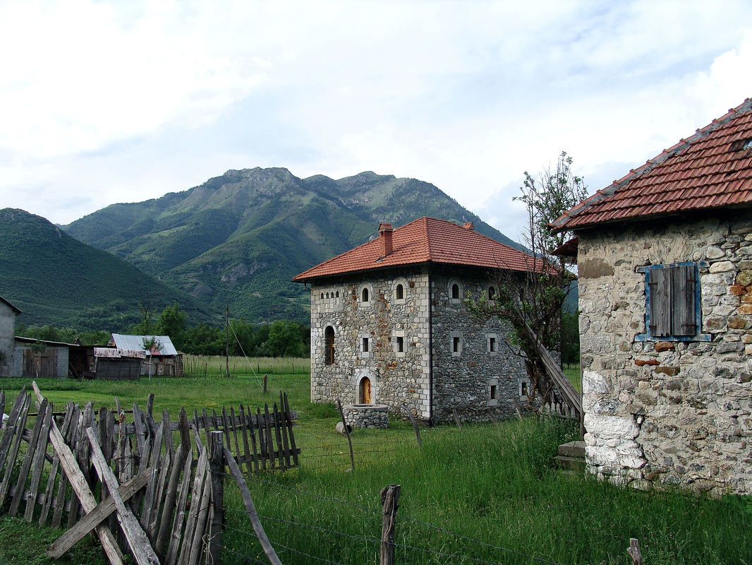 Tradicijska arhitektura u Plavsko-gusinjskoj dolini. Kuće u selu Kruševo na staroj cesti između Gusinja i Plava