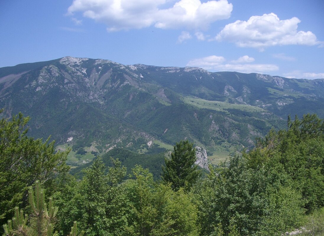 Pogled na planinu Ilicu, od Babića jezera na sjevernim padinama Poštaka, u Hrvatskoj