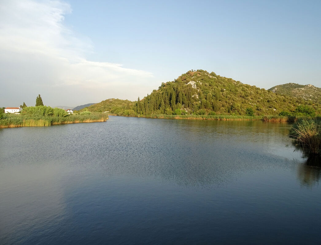 Brijeg Uplav (60 m n.v.) nalazi se uz Malu Neretvu u blizini njezina ušća u more.