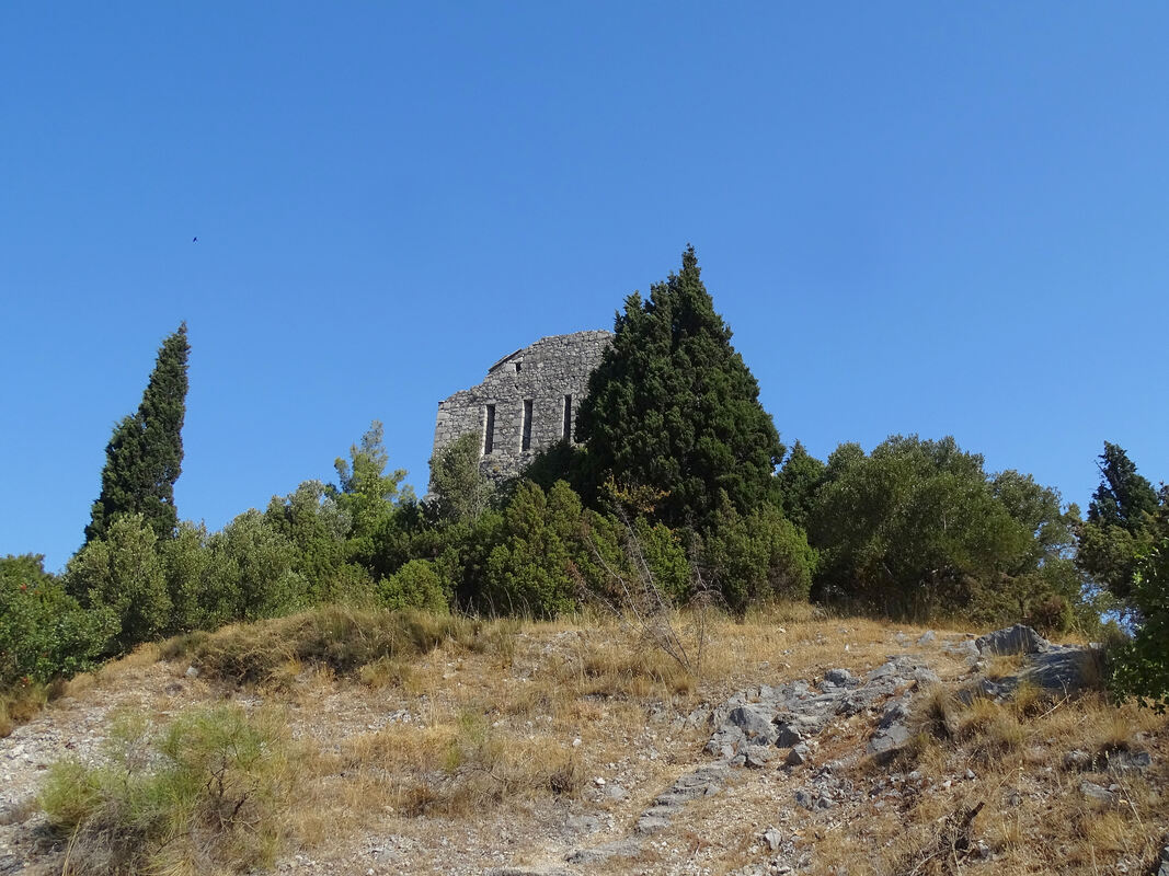 Ruševine Brštanika, pogled iz smjera parkirališta kod groblja