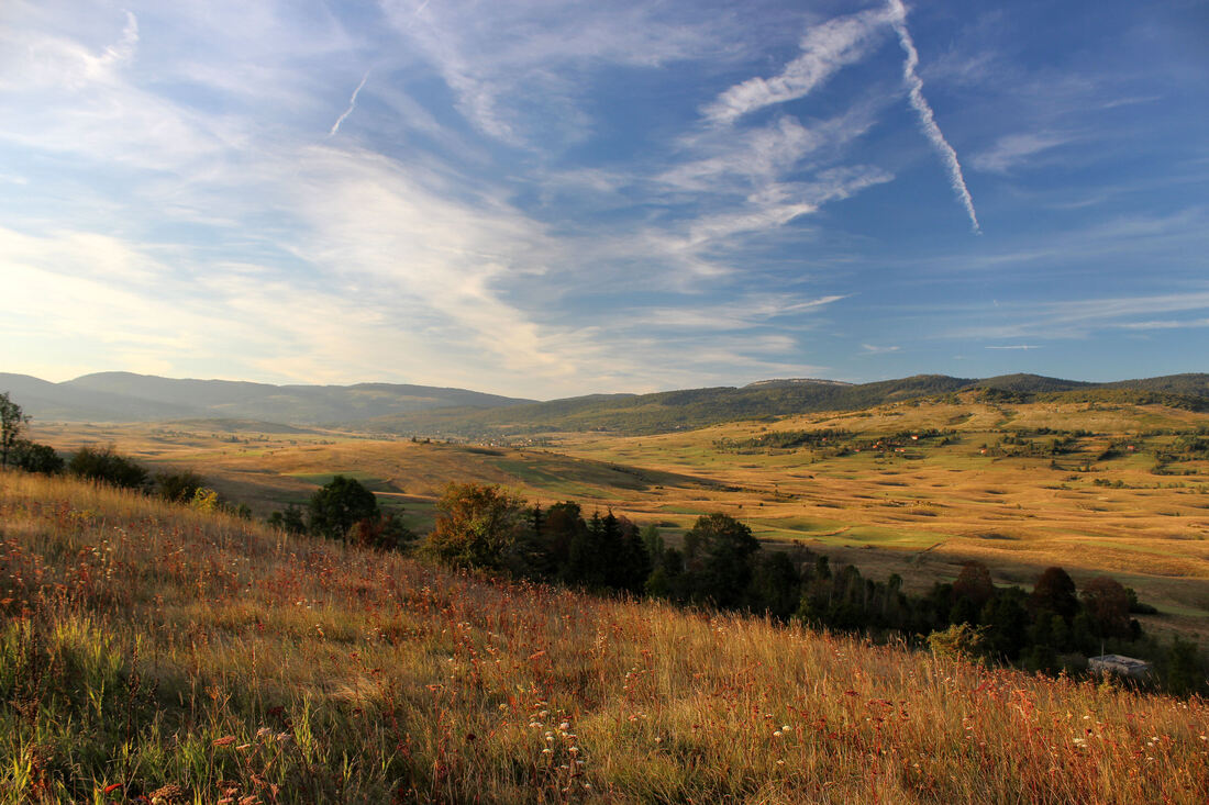 Zapadni dio Bravskog polja pruža se u Podgrmeču pravcem sjeverozapad-jugoistok i među petrovačkim stanovništvom naziva se Smoljana.