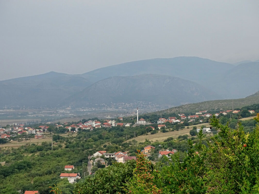Selo Dračevice smjestilo se na području gdje se padine platoa Podveležja spuštaju do Bišća polja.