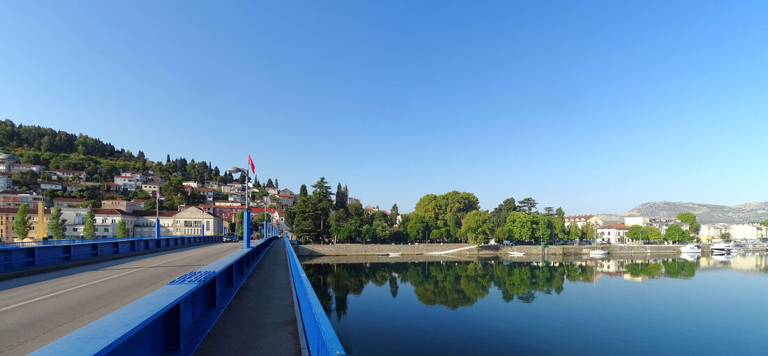 Lučki most i pogled na Gradski park u Metkoviću