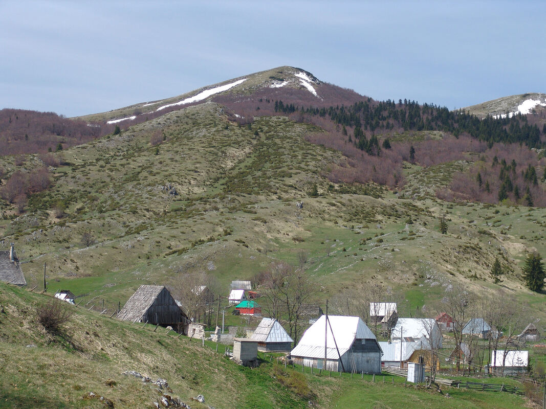 Selo Nedajno i vrh Vito (1754 m) u pozadini