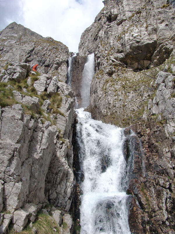 Vodopad Skakala, kojim rijeka Sušica izvire iz doline Škrke.