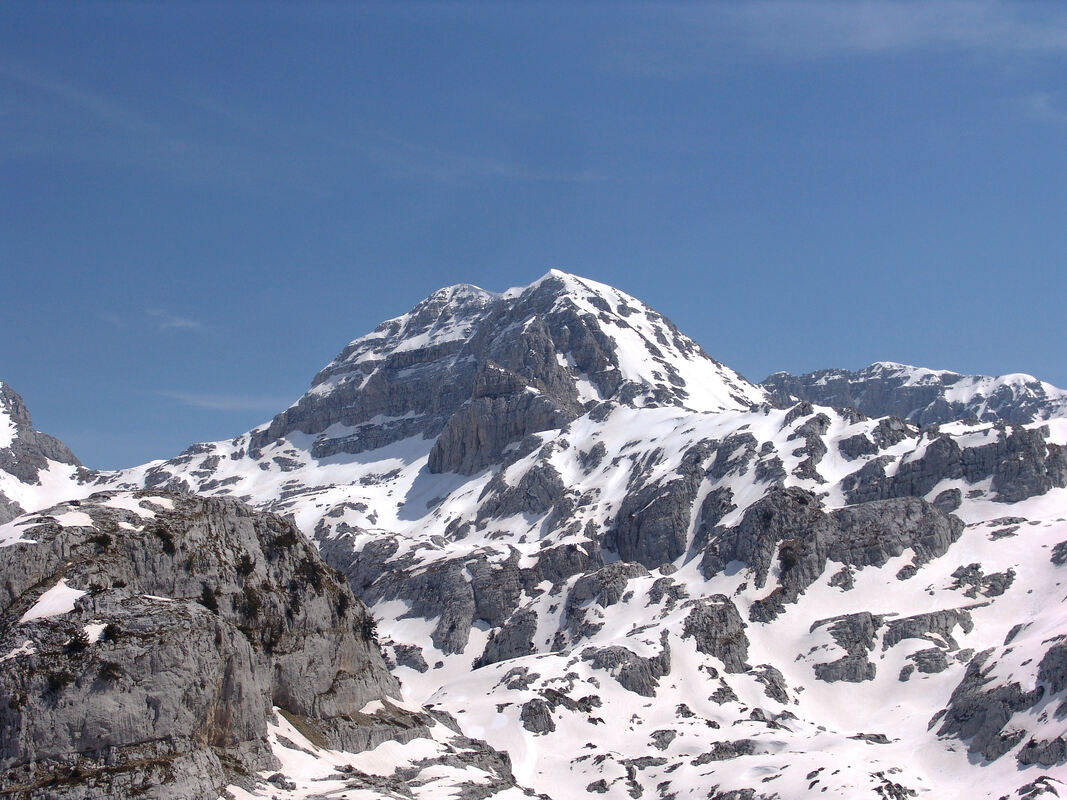 Maja e Livadhet. Pogled na zapadno lice vrha, s visoravni Gërdhata e Bogve