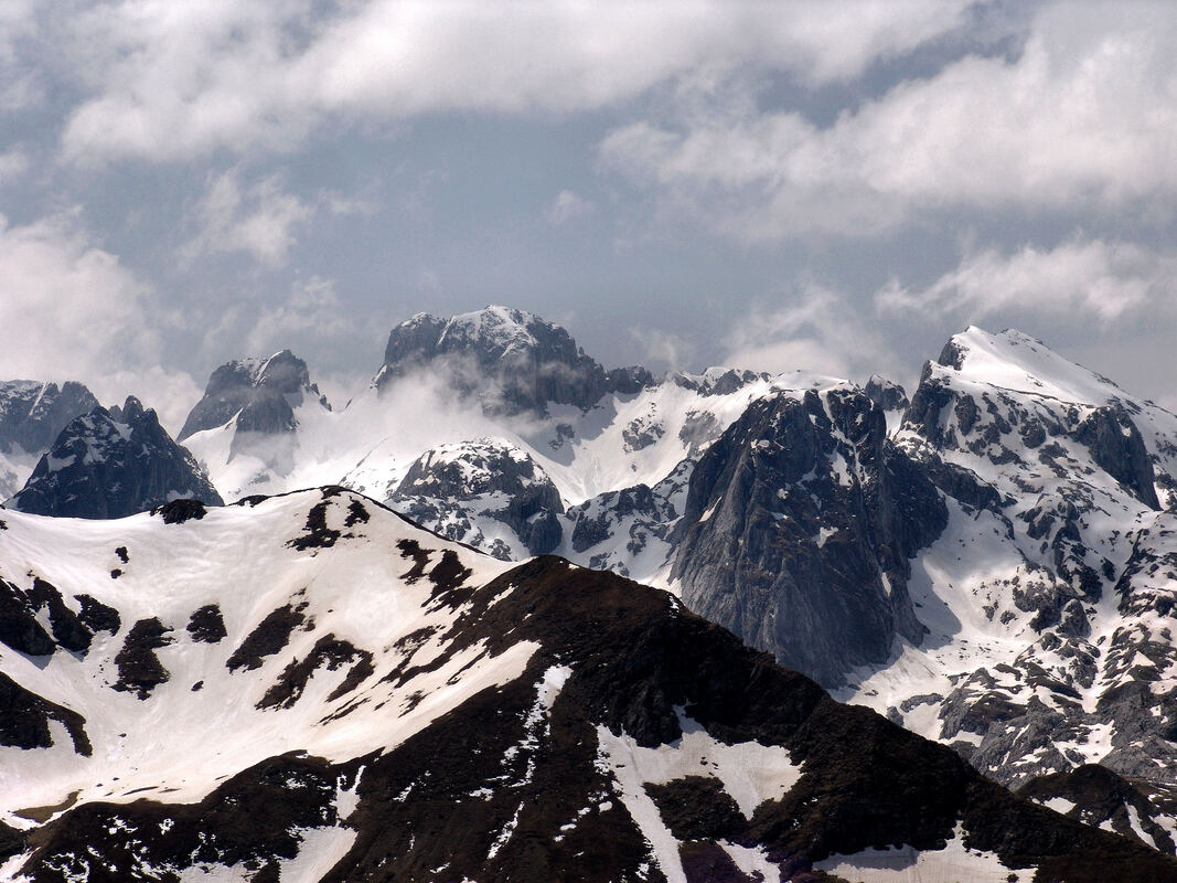PicturePogled s grebena Trojana na vrhove grupe, u rano proljeće