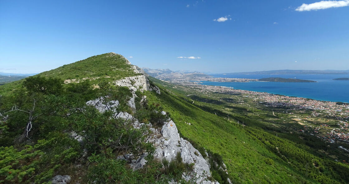 Pogled s vrha Biranj na greben Kozjaka, splitsko, solinsko i kaštelansko gradsko područje i Kaštelanski zaljev
