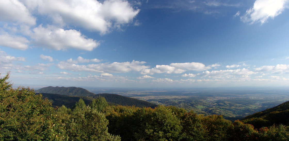 Pogled s vrha Japetića na greben Plešivice (ijevo) i desno od njega grebeni prigorskih padina Plešivičkog, odn. Jaskanskog kraja