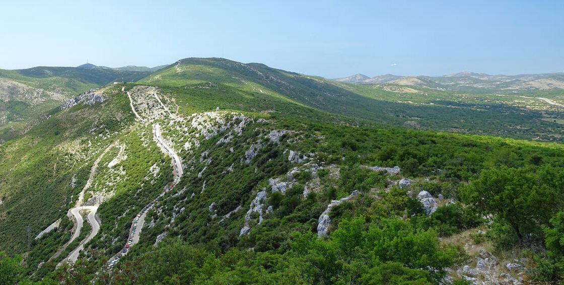 Pogled s uspona na Biranj prema prijevoju Malačka i, desno od njega, dijelu zagorske strane Kozjaka