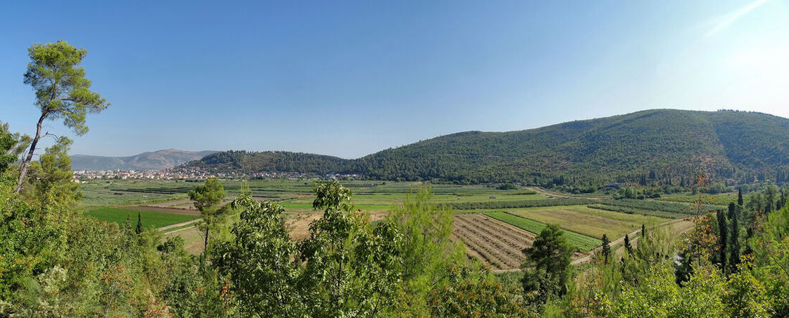 Pogled iz smjera juga na najviši greben Šibanice (desno) i Predolac (lijevo) pod kojime se nalazi Metković.