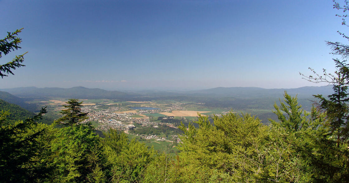 Pogled sa Stojne na Kočevsko polje i grad Kočevsko