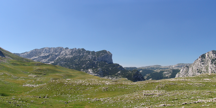 Katunište Doćbri Do nagnuto je prema izvorištu Komarnice (prodol u pozadini, između Bolja, lijevo i Lojanika, desno).