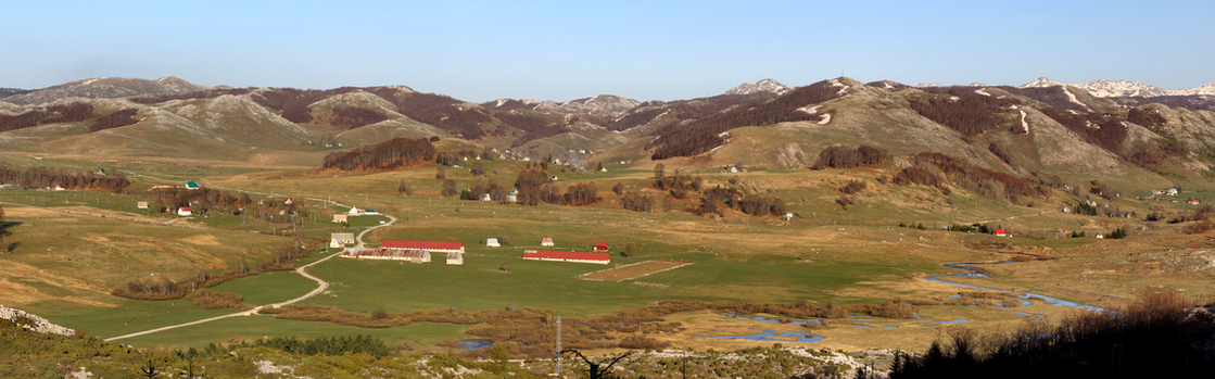 Panorama izvorišnog područja rijeke Bukovice kod zaselka Provalija, s ostacima zgrada poljoprivredne zadruge