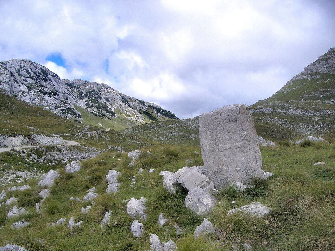 Pogled na Vodeni do, kroz koji prolazi cesta Žabljak-Trsa. Desno je vrh Šupljika (2063 m).