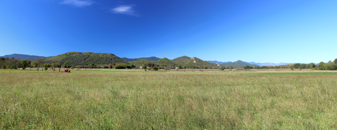 Pogled sa Smiljanskog polja na Bužimsko pobrđe, od grebena Krčmara (lijevo) do Crne kose (kajnje desno)