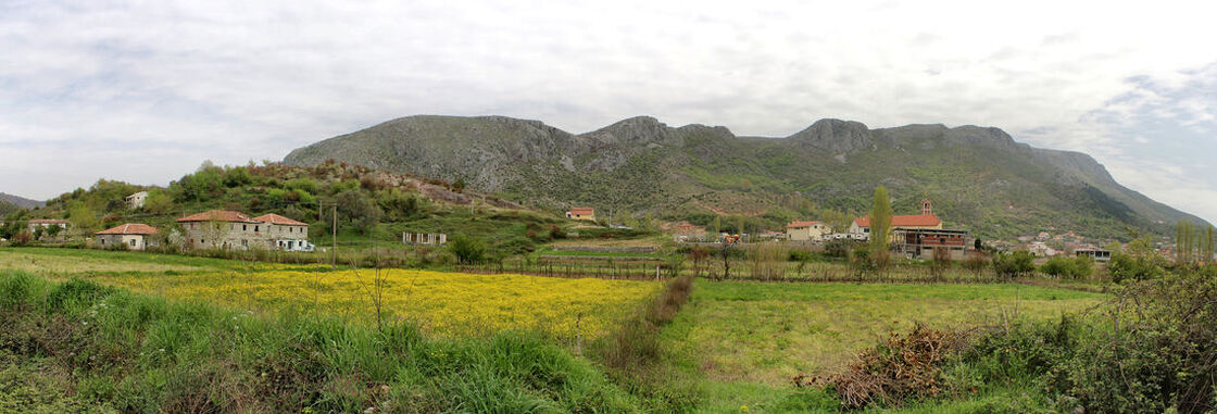 Pogled na selo Guri i Zi; desno se vidi katolička crkva (Kisha Katolike Guri Zi)
